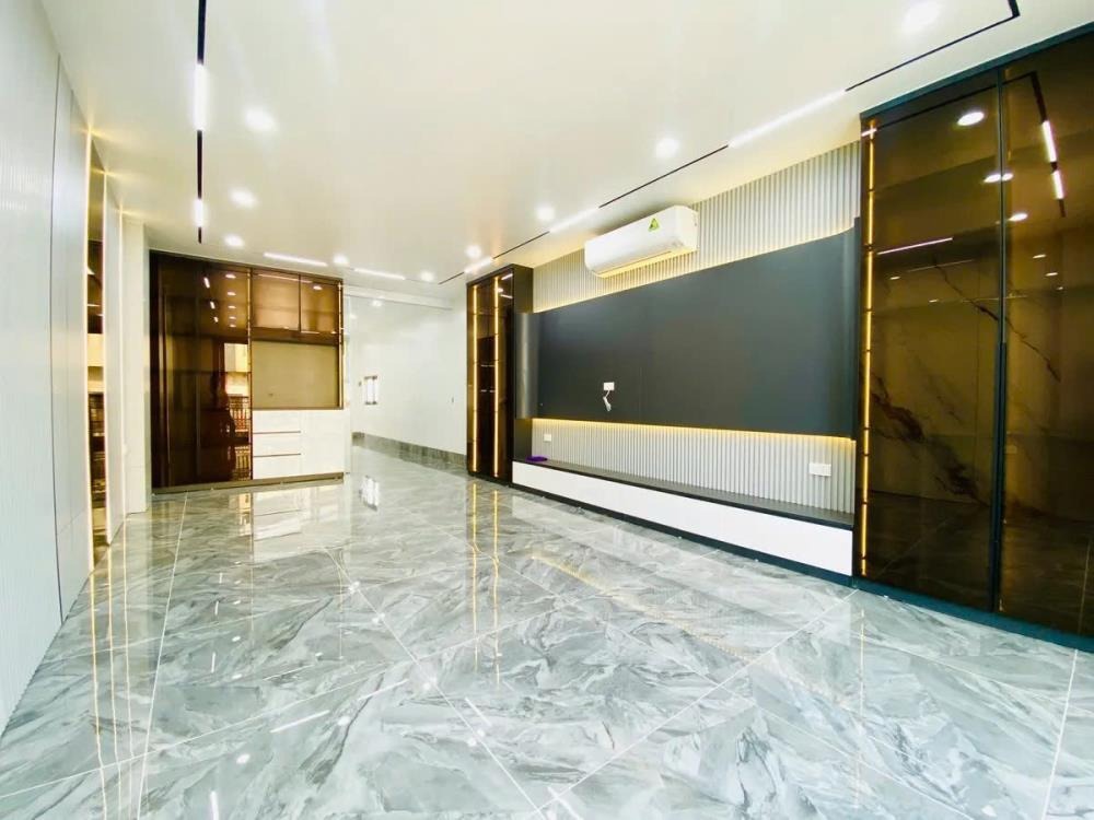 Phân Lô Hoàng Cầu 60m² 7 Tầng, Mặt Tiền 5m, Thang Máy - Vị Trí Vàng