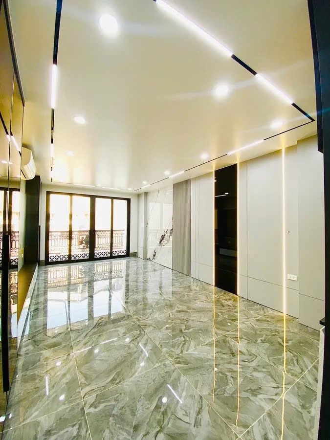 Phân Lô Hoàng Cầu 60m² 7 Tầng, Mặt Tiền 5m, Thang Máy - Vị Trí Vàng