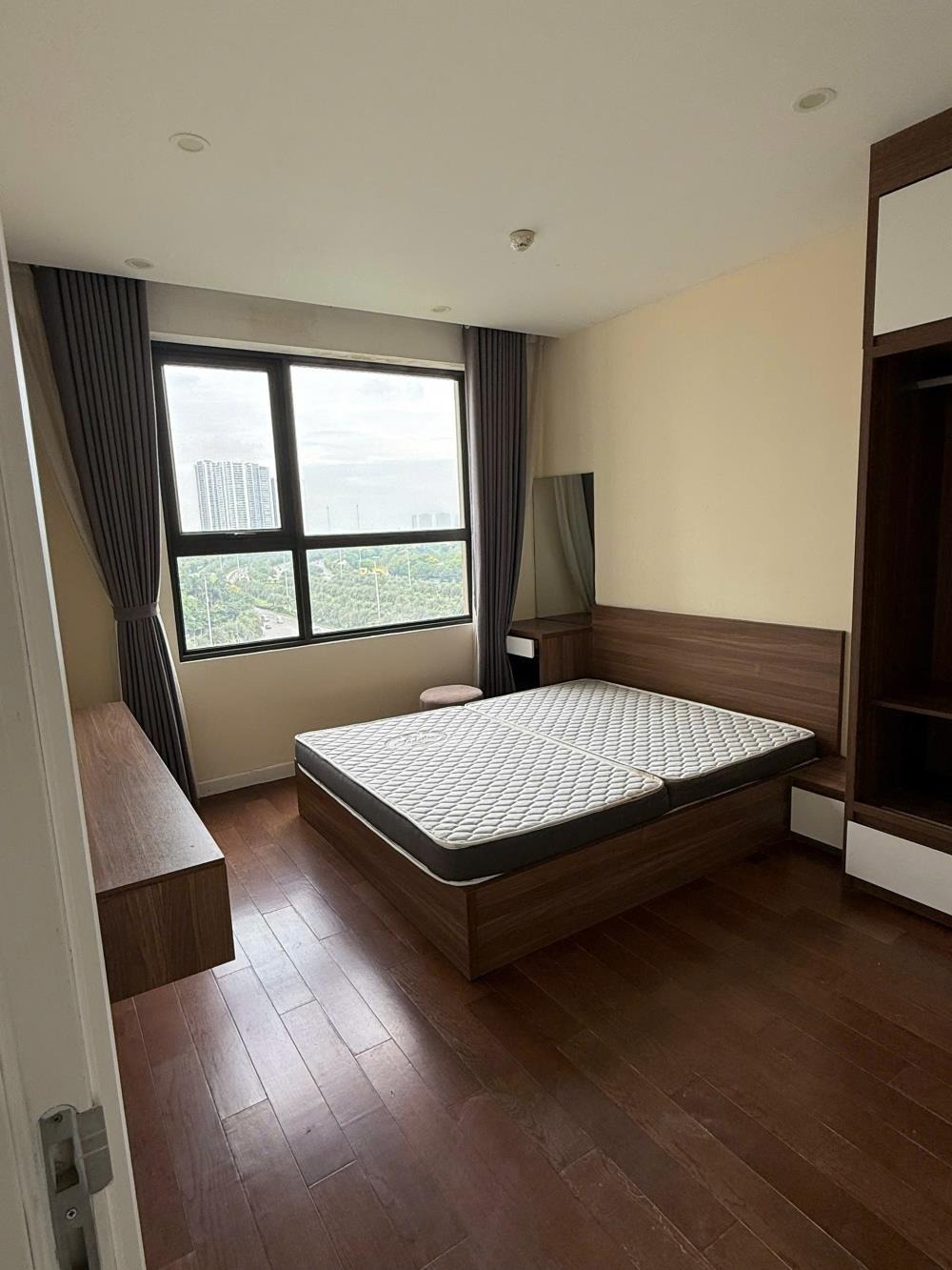 Bán căn hộ 3 phòng ngủ Vinhomes D’Capitale - View hồ - Giá tốt