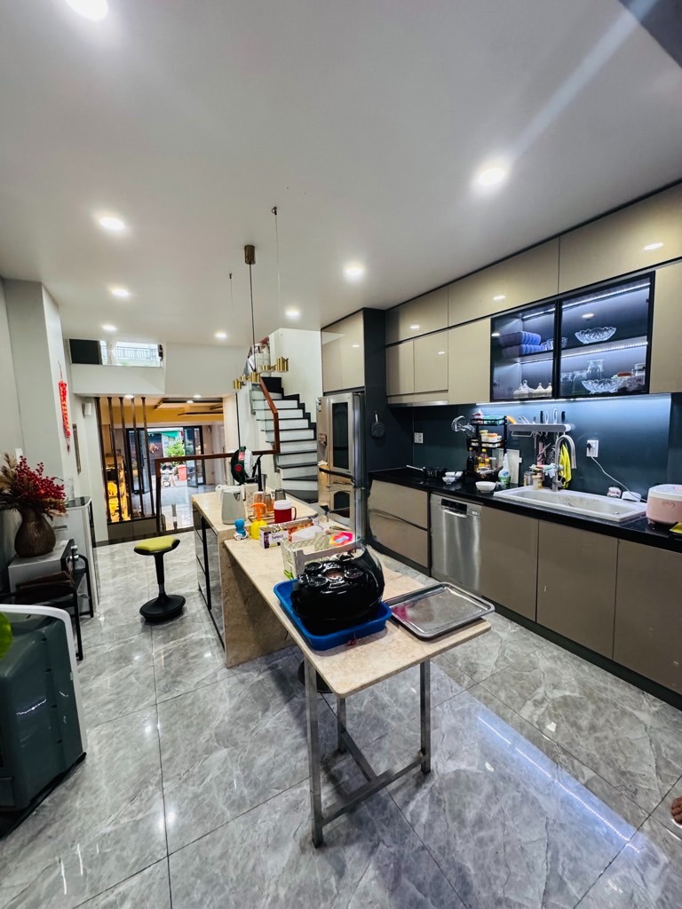Nhà Mới 4 Tầng, 75m2, Bình Tân: 5PN, Nội Thất Cao Cấp, Giá 7.5 Tỷ