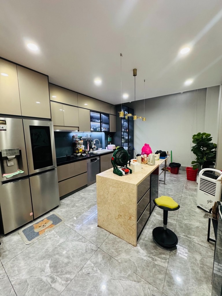 Nhà Mới 4 Tầng, 75m2, Bình Tân: 5PN, Nội Thất Cao Cấp, Giá 7.5 Tỷ