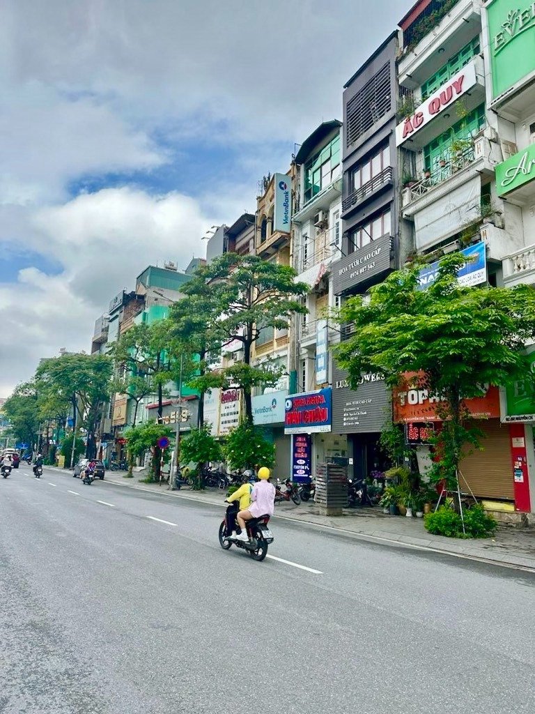 🔥 Siêu phẩm Nguyễn Chí Thanh: Biệt thự 8 tầng, mặt tiền 9.4m, dòng tiền khủng 105tr/tháng