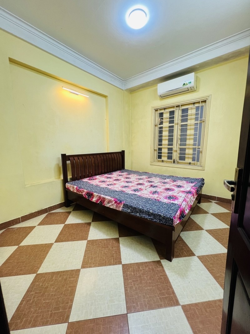 Bán nhà ngọc lâm, Long Biên 5 tầng, 37m² ô tô đỗ cửa - 8.8 tỷ