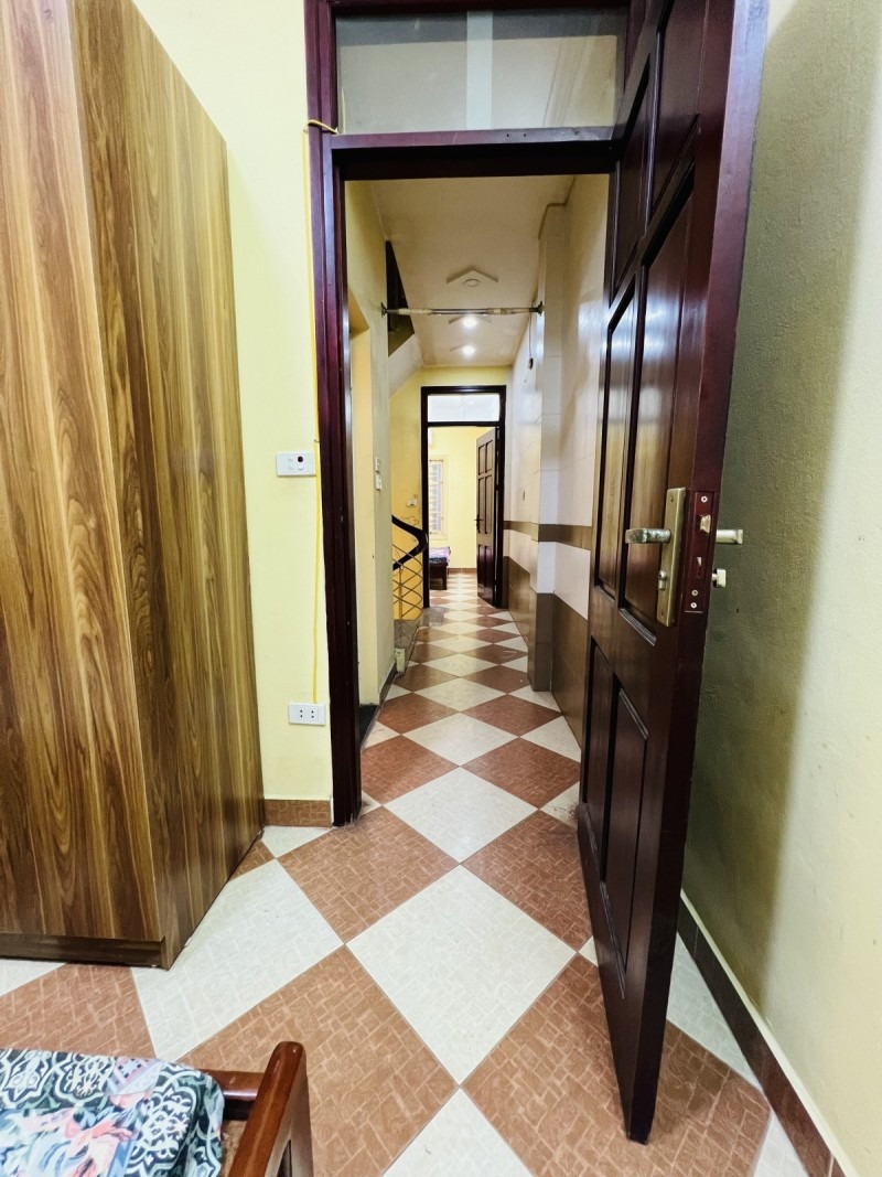Bán nhà ngọc lâm, Long Biên 5 tầng, 37m² ô tô đỗ cửa - 8.8 tỷ