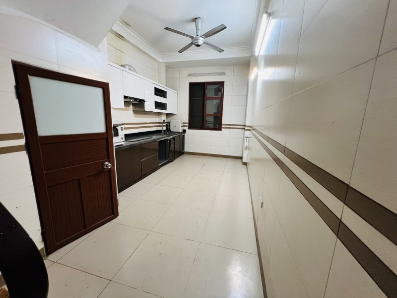 Bán nhà ngọc lâm, Long Biên 5 tầng, 37m² ô tô đỗ cửa - 8.8 tỷ