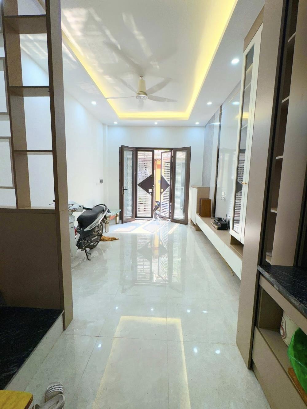 Bán nhà Cầu Giấy 9 tỷ 6: 3.3m mặt ngõ, ô tô vào tận cửa, thiết kế hiện đại