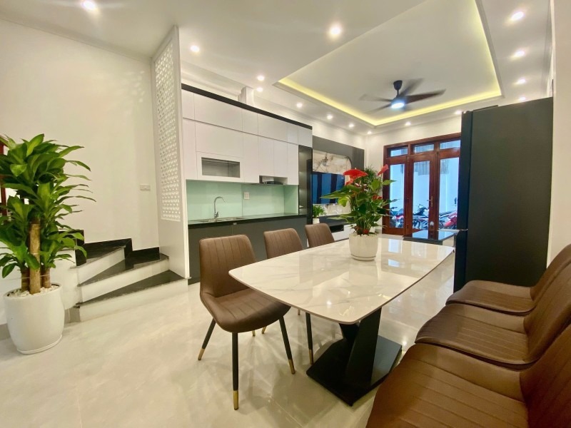 Bán Nhà Đàm Quang Trung, Long Biên: 6 Tầng, Ô Tô Đỗ Cổng, Full Nội Thất - 11 Tỷ