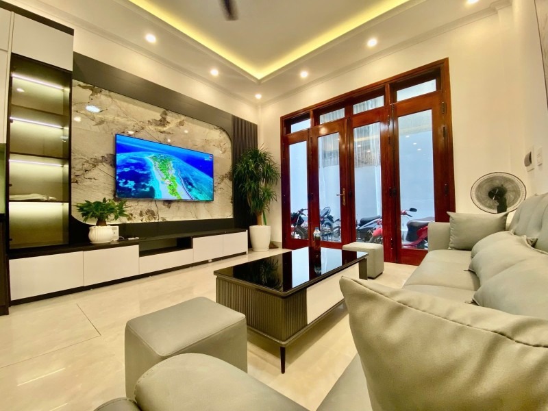 Bán Nhà Đàm Quang Trung, Long Biên: 6 Tầng, Ô Tô Đỗ Cổng, Full Nội Thất - 11 Tỷ