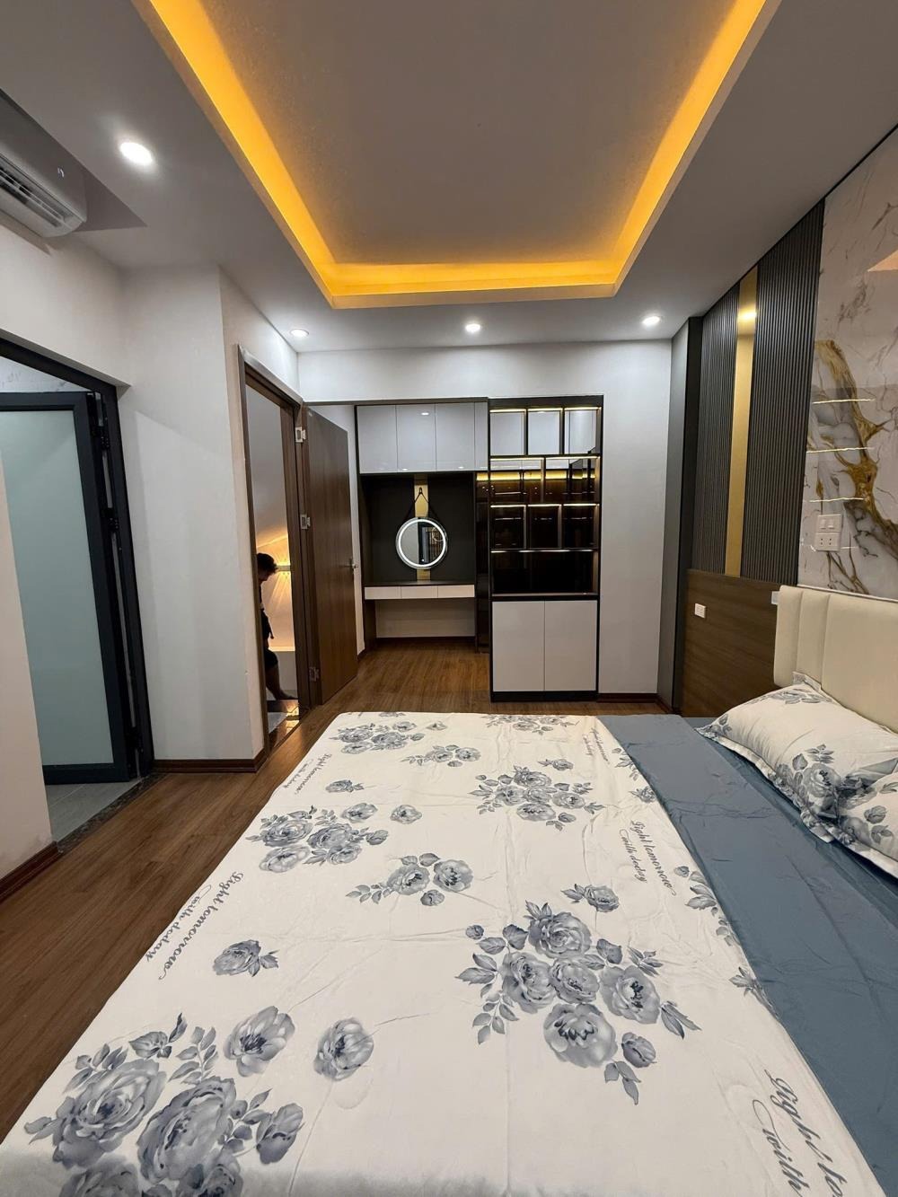 Nhà phố Hạ Yên Quyết 30m2 - 8 tỷ - Vị trí đẹp, ô tô đỗ cửa
