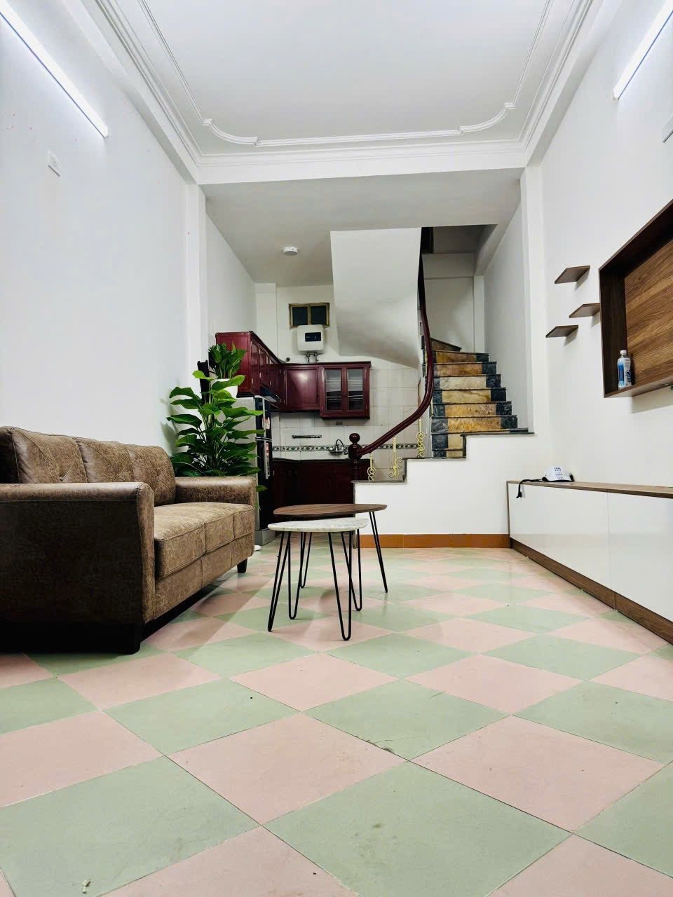 Cầu Giấy - Nhà Phân Lô 5 Tầng, 30m2, 8.5 tỷ - Vị trí Đắc Địa, Tiện Ích Vượt Trội