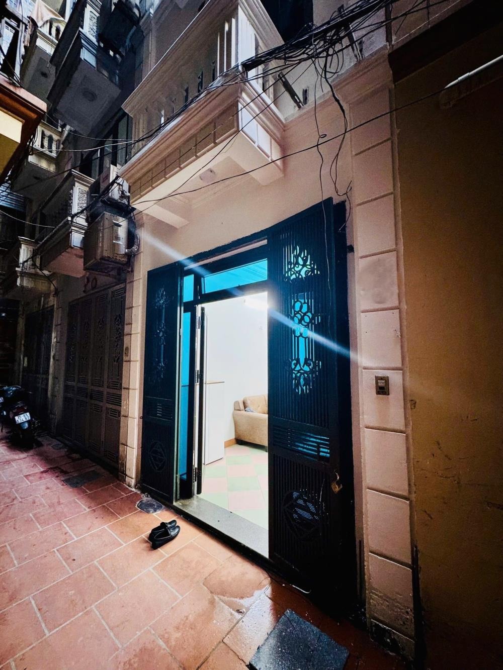 Cầu Giấy - Nhà Phân Lô 5 Tầng, 30m2, 8.5 tỷ - Vị trí Đắc Địa, Tiện Ích Vượt Trội