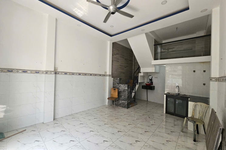 Nhà Mặt Phố ngay Nguyễn Sơn, Số 1 Lê Lộ , 3 Tầng, Giá Hời 5.5 Tỷ, Sổ Đỏ Riêng!