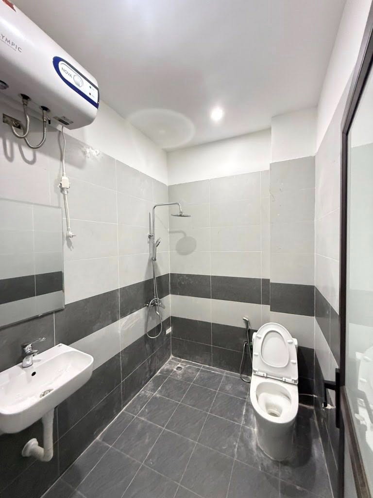 Bán Nhà Quận Đống Đa - 33m² - 6 Tầng - Ô Tô Đỗ Cửa - Giá 12 Tỷ