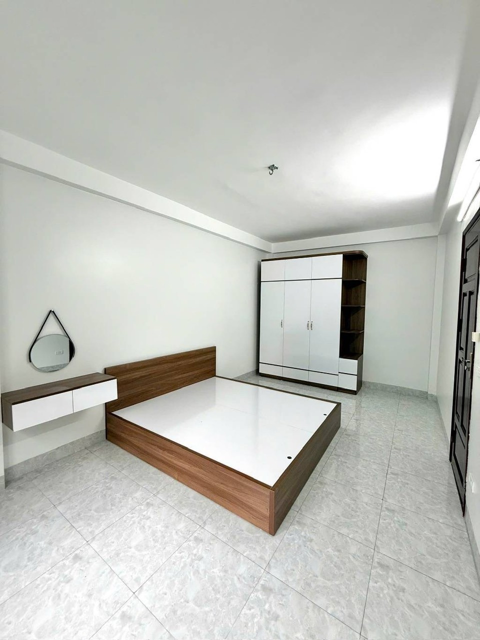 Bán Nhà Quận Đống Đa - 33m² - 6 Tầng - Ô Tô Đỗ Cửa - Giá 12 Tỷ