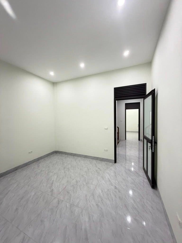 Bán Nhà Quận Đống Đa - 33m² - 6 Tầng - Ô Tô Đỗ Cửa - Giá 12 Tỷ