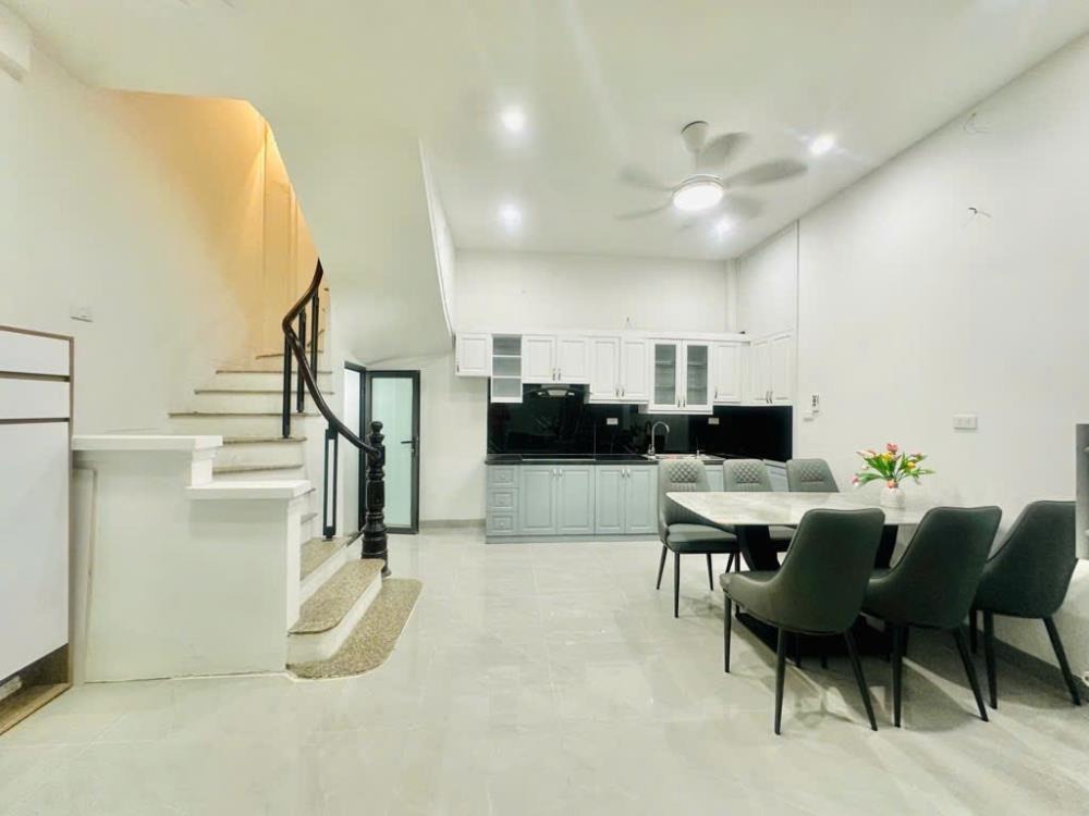 Bán Nhà Quận Đống Đa - 33m² - 6 Tầng - Ô Tô Đỗ Cửa - Giá 12 Tỷ