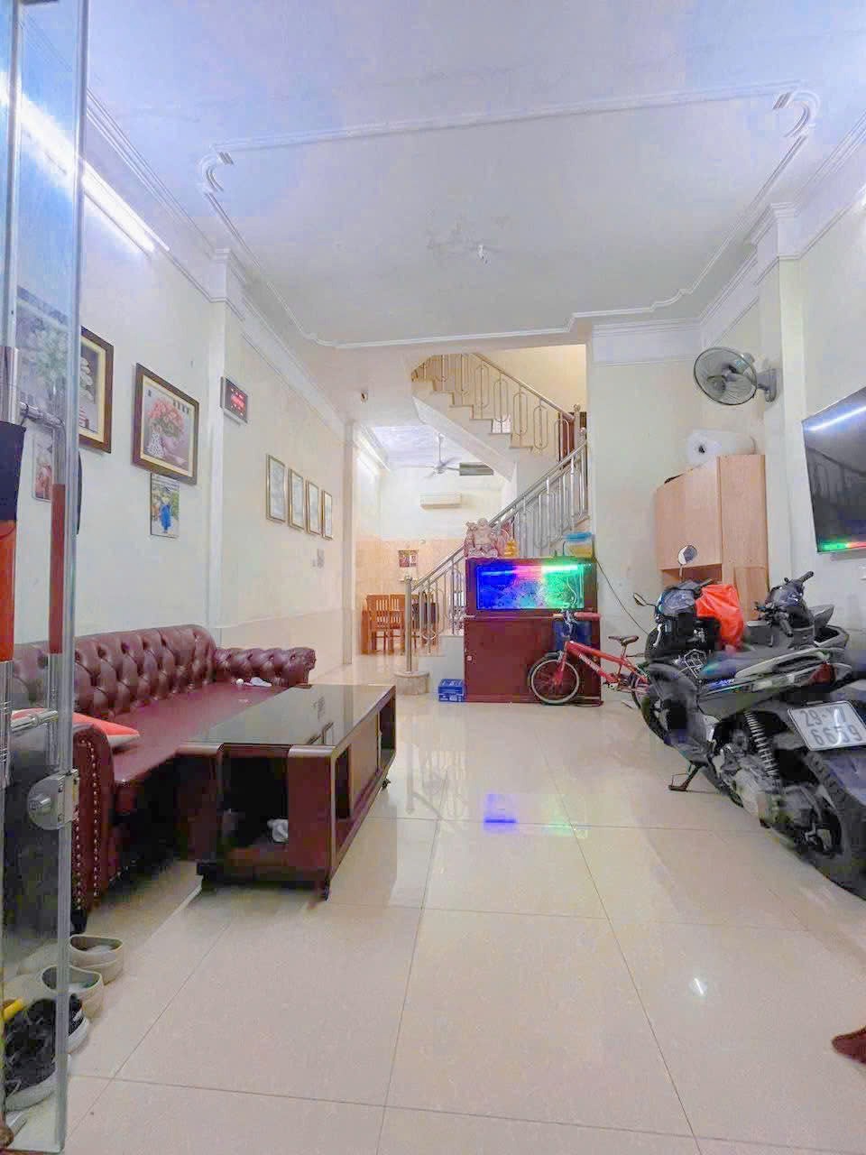 Bán nhà Cầu Giấy: Vị trí đắc địa, mặt tiền rộng, giá tốt nhất