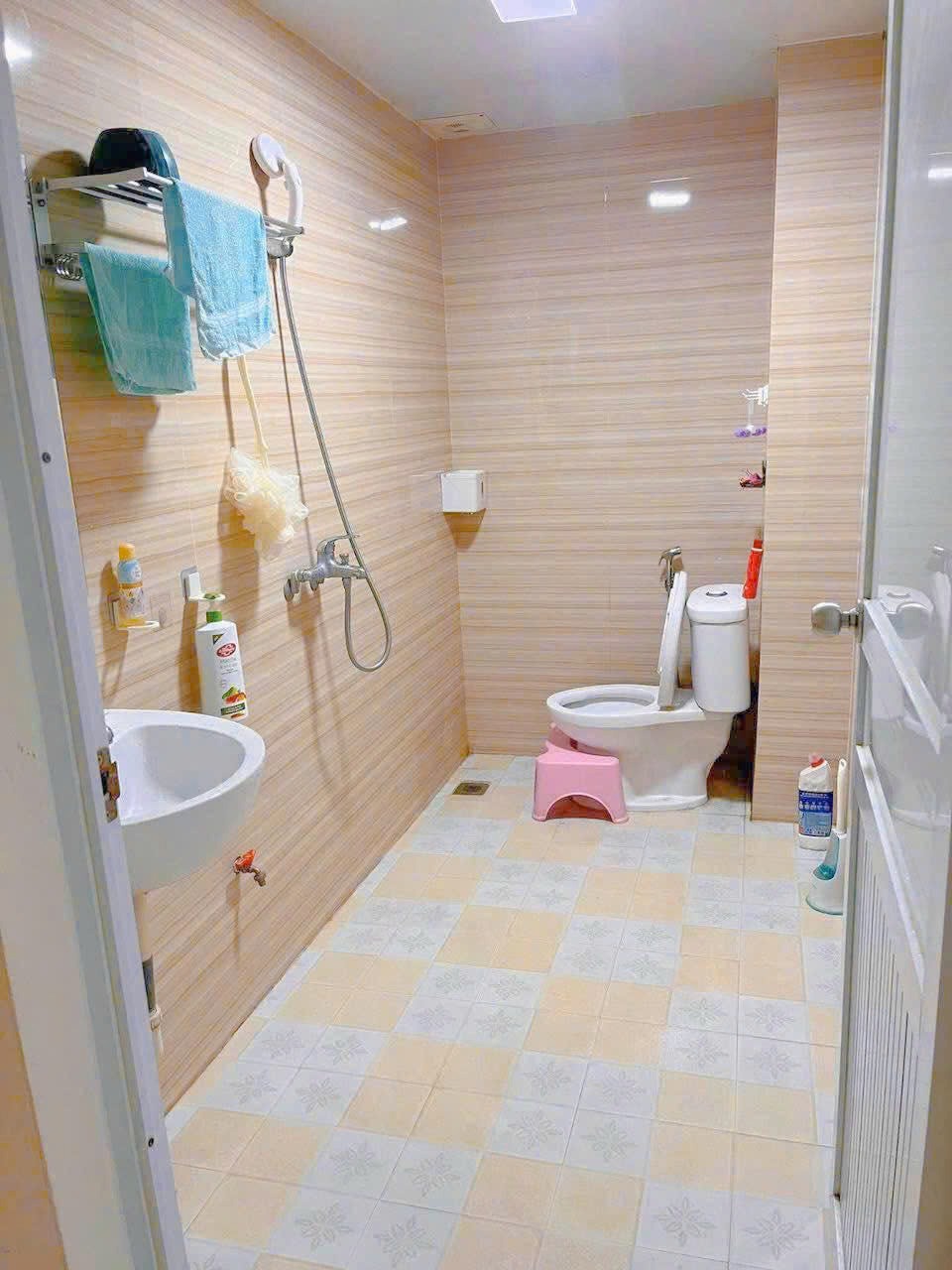 Bán nhà Cầu Giấy: Vị trí đắc địa, mặt tiền rộng, giá tốt nhất