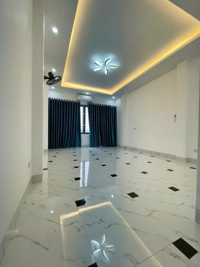 🏡 Siêu phẩm Nhà Phố Hoàng Mai 3PN, 5 Tầng - Ngõ Rộng, Xây Chắc