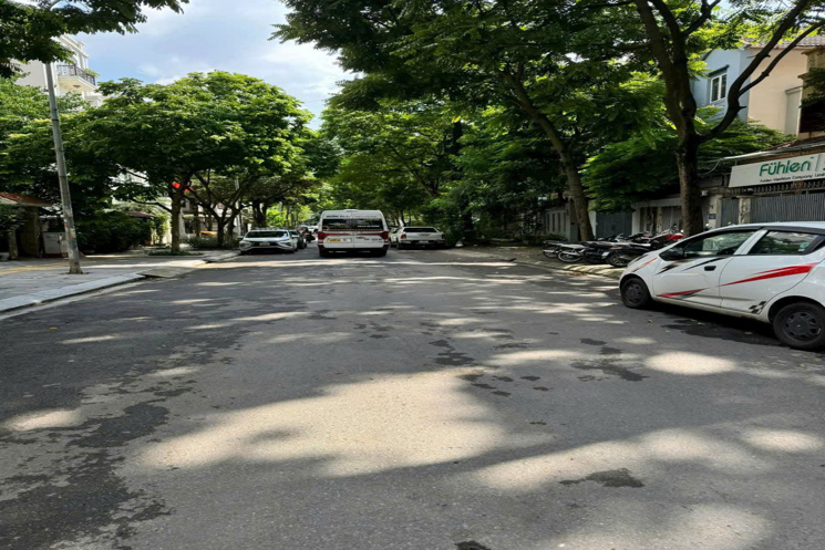 BIÊT THỰ ĐƠN LẬP VỊ TRÍ  CỰC ĐẸP PHỐ TRẦN KIM XUYẾN TRUNG TÂM QUẬN CẦU GIẤY.
 THANG MÁY -VỊ TRÍ
