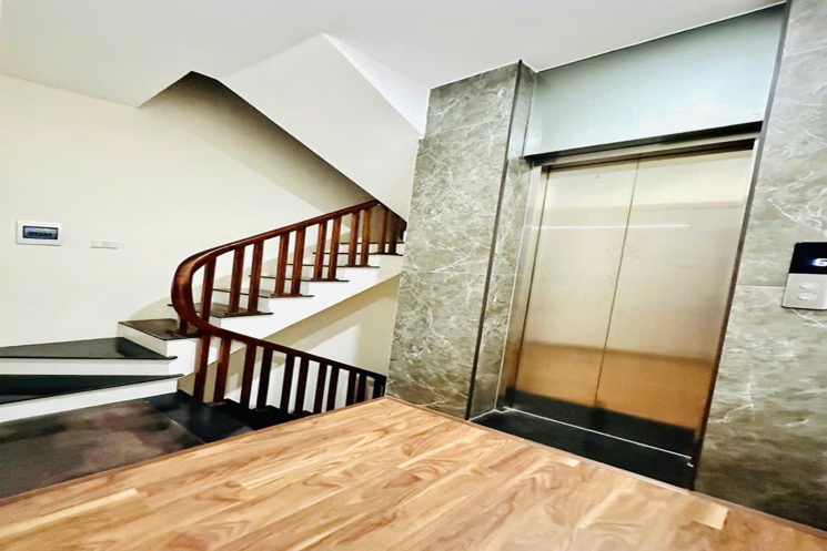 Bán nhà Nguyễn Văn Cừ 40m phân lô 6 tầng thang máy MT5m hơn 13 tỷ