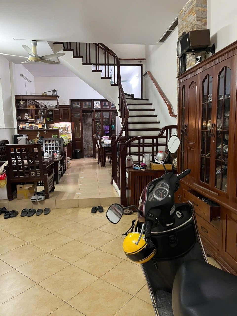 Bán nhà Tây Hồ - 60m2, 4 tầng, ô tô tránh, 24.5 tỷ - Vị trí đắc địa