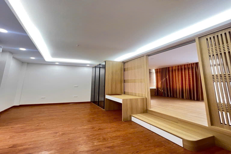 Nhà Tây Hồ 48m, tận 8 tầng, thang máy vù vù, có gara oto!