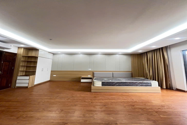Nhà Tây Hồ 48m, tận 8 tầng, thang máy vù vù, có gara oto!