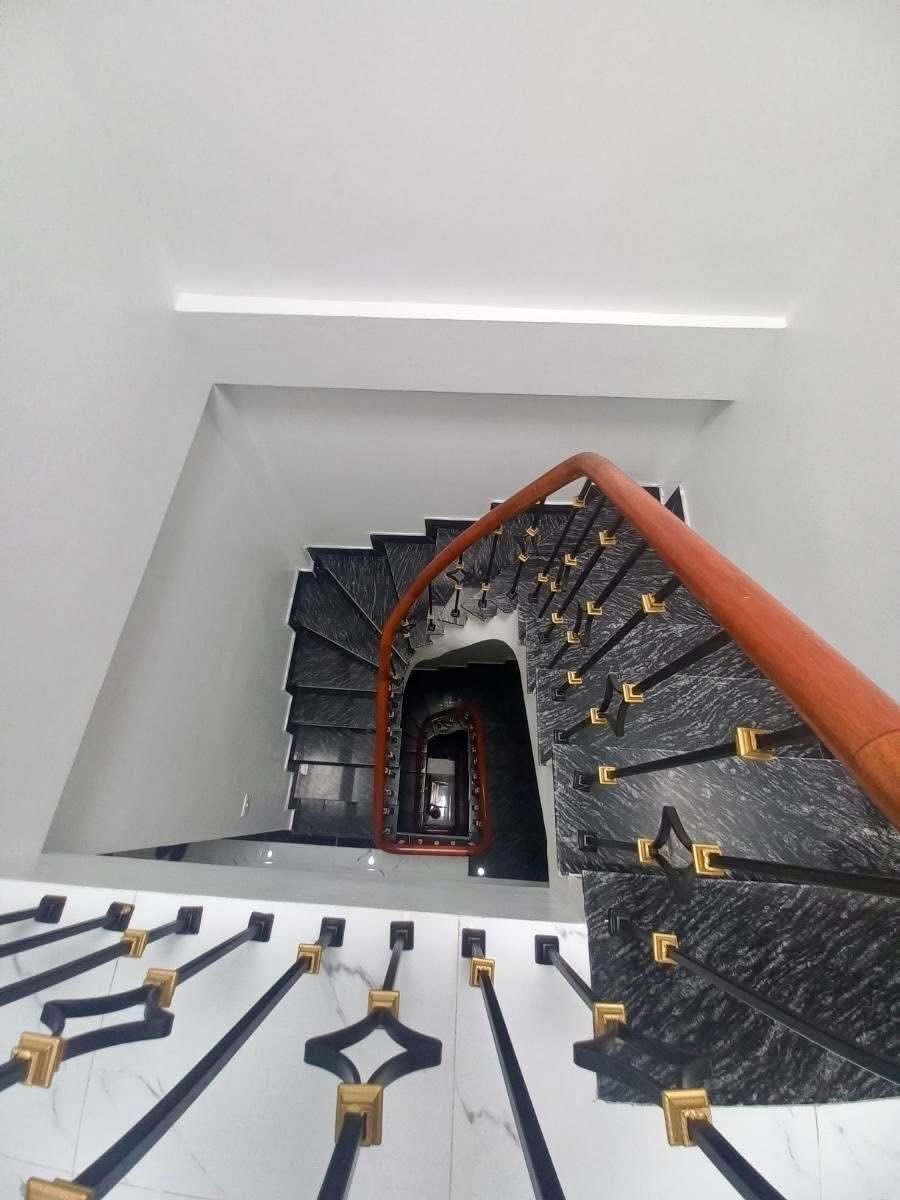 Bán nhà Quận Đống Đa - 38m2, 4 Tầng, Ô Tô Đỗ Cửa - Giá 12.5 Tỷ