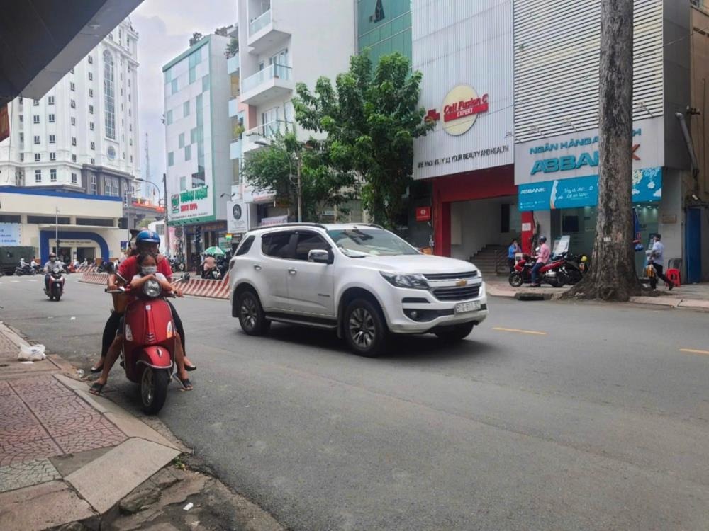 Bán nhà mặt tiền Quận 1 - 4x18m, Vị trí Vàng, Tiềm năng lớn