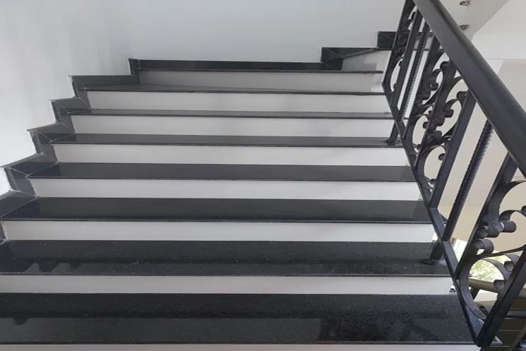 Bán nhà 3 tầng Mặt Tiền Đường 15m Kinh Dương Vương, sát Lý Thái Tông và Nguyễn Sinh Sắc, gần biển
