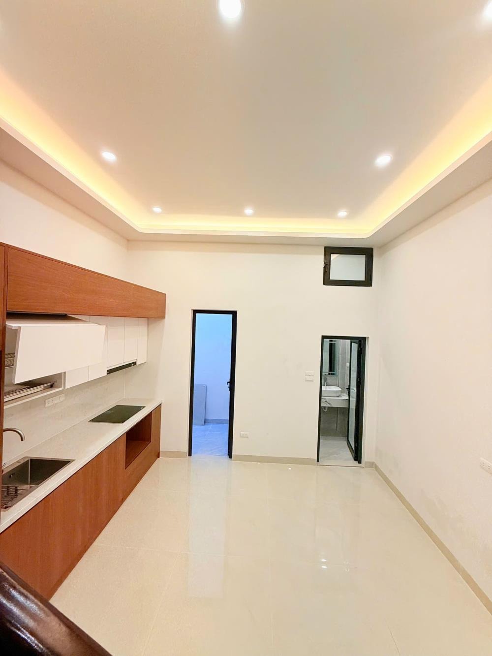 Cổ Nhuế: Nhà 4 Tầng, Mặt Tiền 4m, Full Nội Thất - 9.5 Tỷ