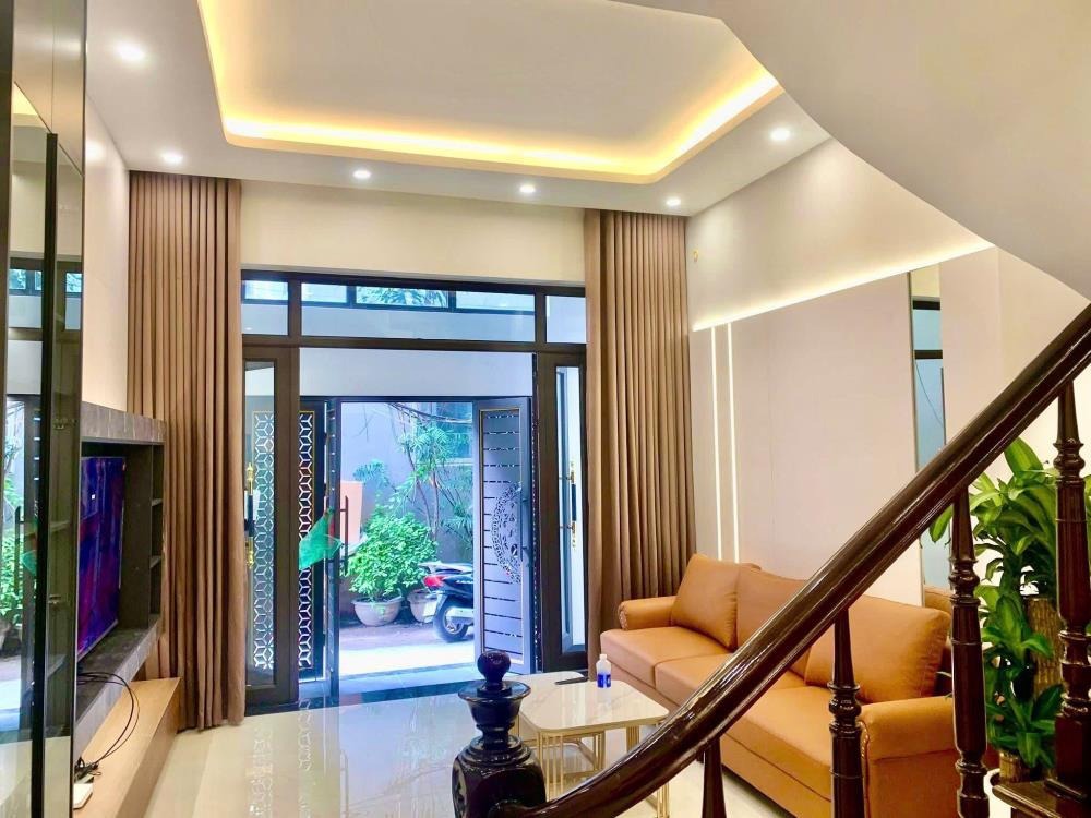Cổ Nhuế: Nhà 4 Tầng, Mặt Tiền 4m, Full Nội Thất - 9.5 Tỷ