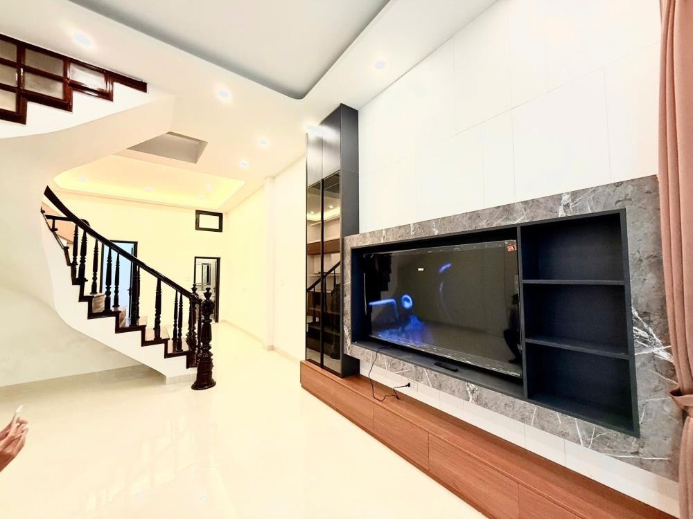 Cổ Nhuế: Nhà 4 Tầng, Mặt Tiền 4m, Full Nội Thất - 9.5 Tỷ