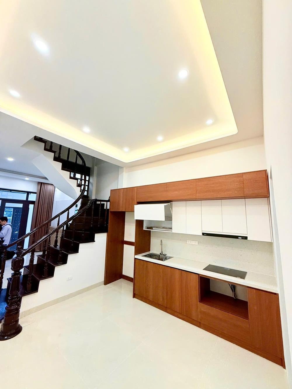 Cổ Nhuế: Nhà 4 Tầng, Mặt Tiền 4m, Full Nội Thất - 9.5 Tỷ