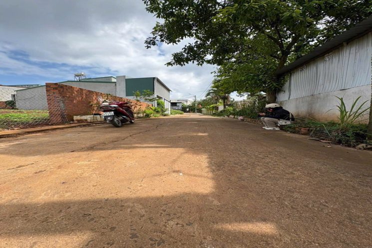 BÁN LÔ ĐẤT SIÊU TO – SÁT CỔNG SAU ĐẠI HỌC TÂY NGUYÊN  4 tỷ 5 
Vị trí cực kỳ đắt giá – chỉ vài bước