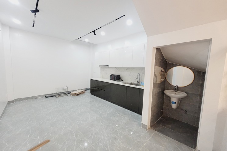 Bán nhà 5 tầng, ô tô đỗ cửa – Ngõ thẳng, cách phố Cầu Giấy chỉ 50m – Giá 15.5 tỷ