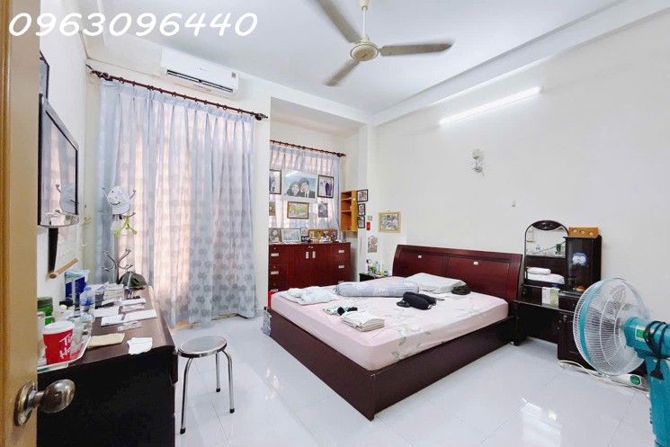Bán Nhà 2 Tầng 80m² Hẻm Rộng 8m Quận 7 – Giá 8.9 Tỷ – Sổ Đỏ Chính Chủ