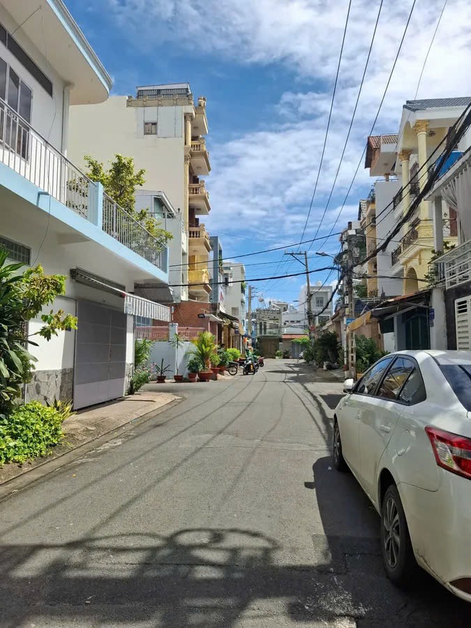 Siêu phẩm Lê Trọng Tấn: Nhà 2 Tầng, Hẻm Xe Hơi, Giá 10.3 Tỷ