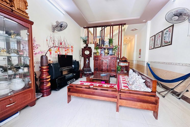 NHÀ MÊ MÁI THÁI HẺM 6M 320 TRẦN PHÚ! 
 Diện tích : 4m x 17m 
 Thổ cư full 100%
 Hướng chính Tây