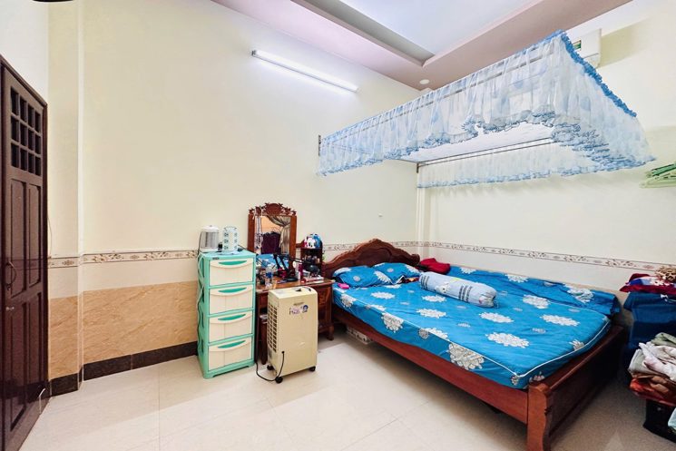 NHÀ MÊ MÁI THÁI HẺM 6M 320 TRẦN PHÚ! 
 Diện tích : 4m x 17m 
 Thổ cư full 100%
 Hướng chính Tây