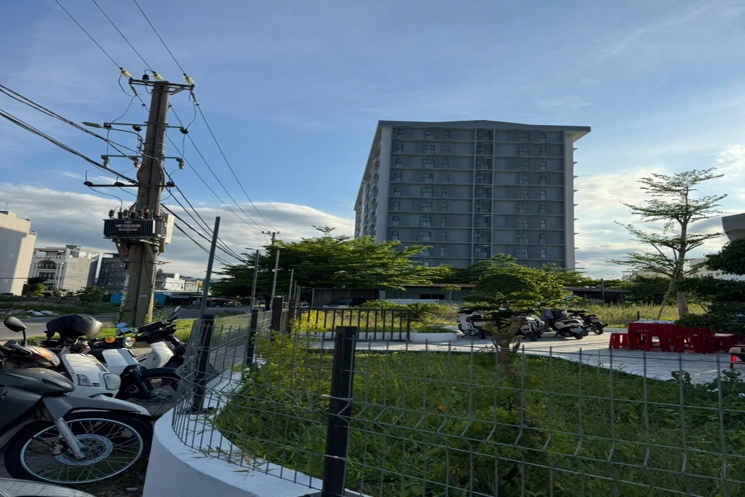 + ĐẤT NAM HOÀ XUÂN, kề lô góc giao nhau hai đường 10,5m lề 5m, thông sang đảo kim cương và nối