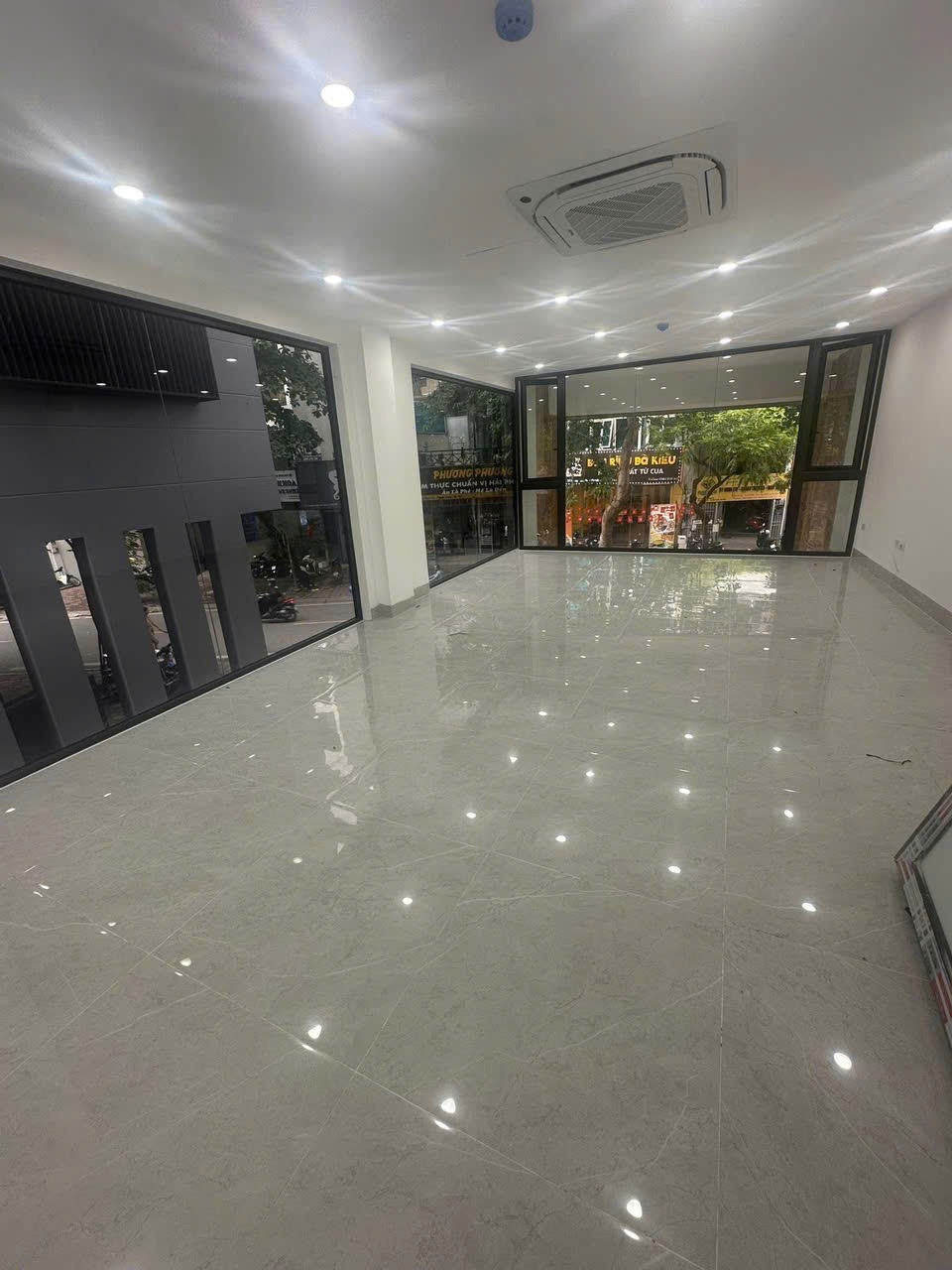 Mặt Phố Vương Thừa Vũ - 8 Tầng, Lô Góc, Mặt Tiền 15m - KD/VP/Showroom