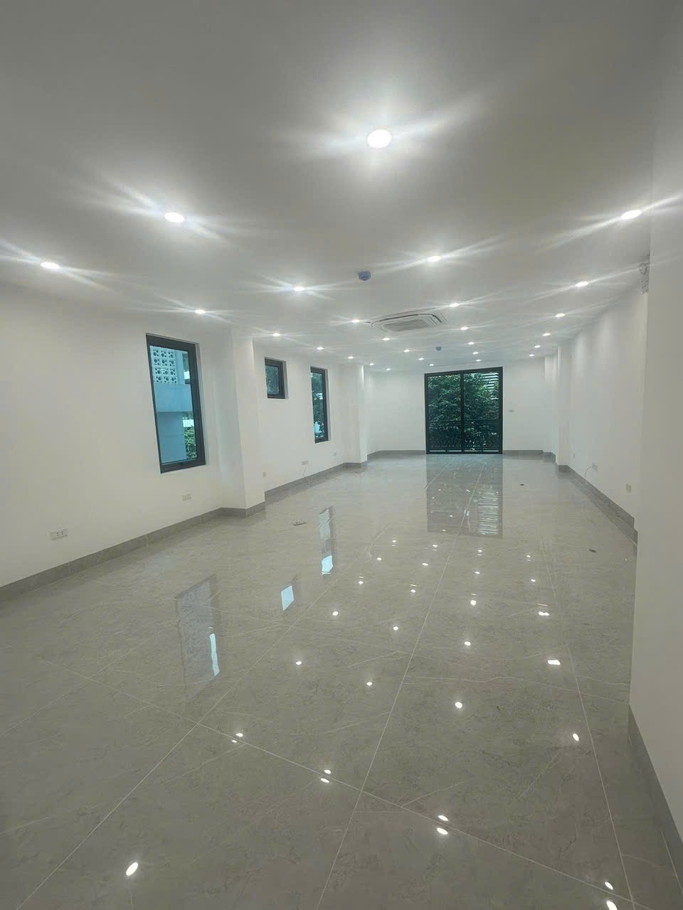 Mặt Phố Vương Thừa Vũ - 8 Tầng, Lô Góc, Mặt Tiền 15m - KD/VP/Showroom