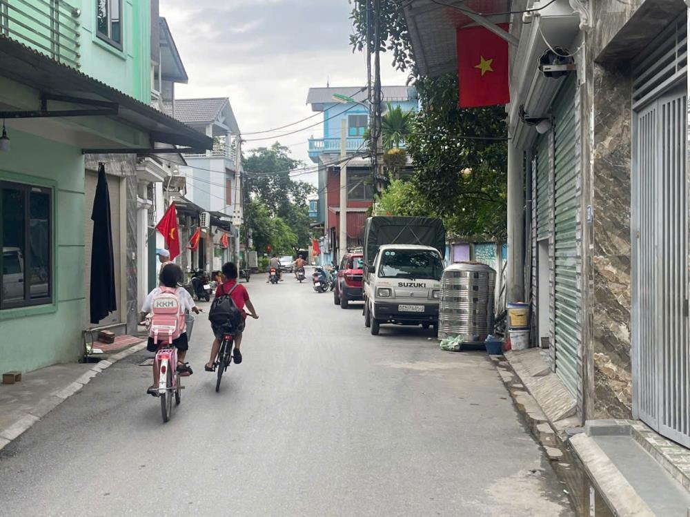 Bán nhà 3 tầng 42m2 thôn Trung Dương, Hà Nội - 4.x tỷ - Ngõ ô tô - Gần trường/chợ