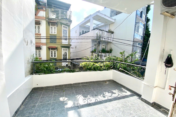 22 Triệu: nguyên căn XE HƠI TRONG NHÀ- Hoàng Hoa Thám- 3 Tầng 4 Phòng- Bếp & 4 Máy Lạnh. 0933910039
