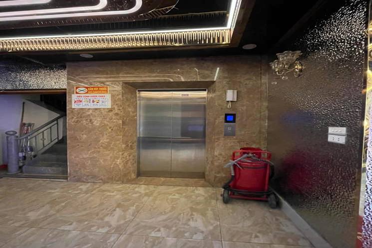 Chủ cần bán gấp Giảm 5 tỷ MP Trung Hoà CG 132m² 5T MT5.6m Thang máy KD sầm uất 82 tỷ