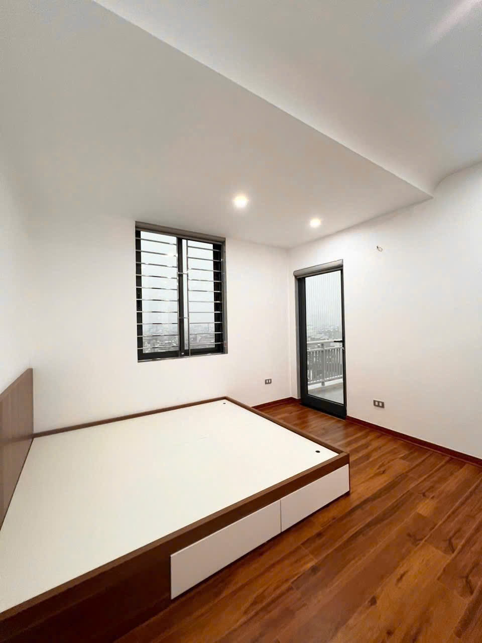 Bán Căn Hộ 3PN, 90m2, Tòa 4F Vũ Phạm Hàm - Vị Trí Đẹp, Nội Thất Xịn