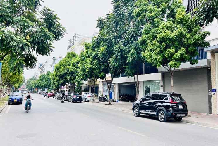 bán nhà Lâm Hạ- bệnh viện Tâm Anh, 90m x 4 tầng, mặt tiền 6m, phân lô, vỉa hè, ôtô tránh