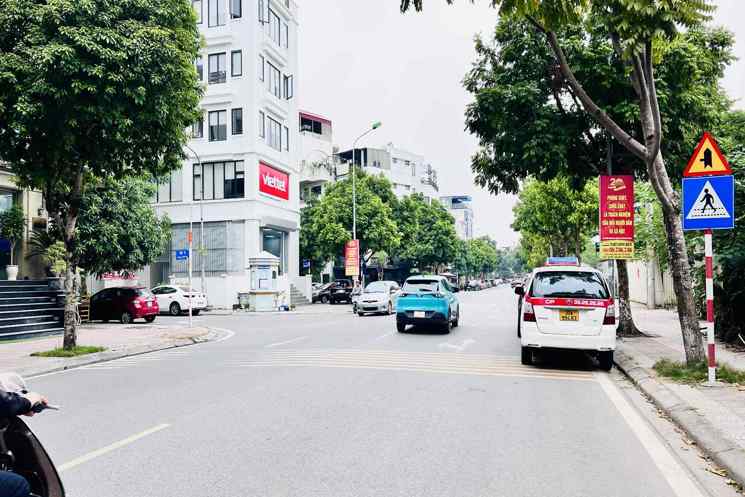 bán nhà Lâm Hạ- bệnh viện Tâm Anh, 90m x 4 tầng, mặt tiền 6m, phân lô, vỉa hè, ôtô tránh